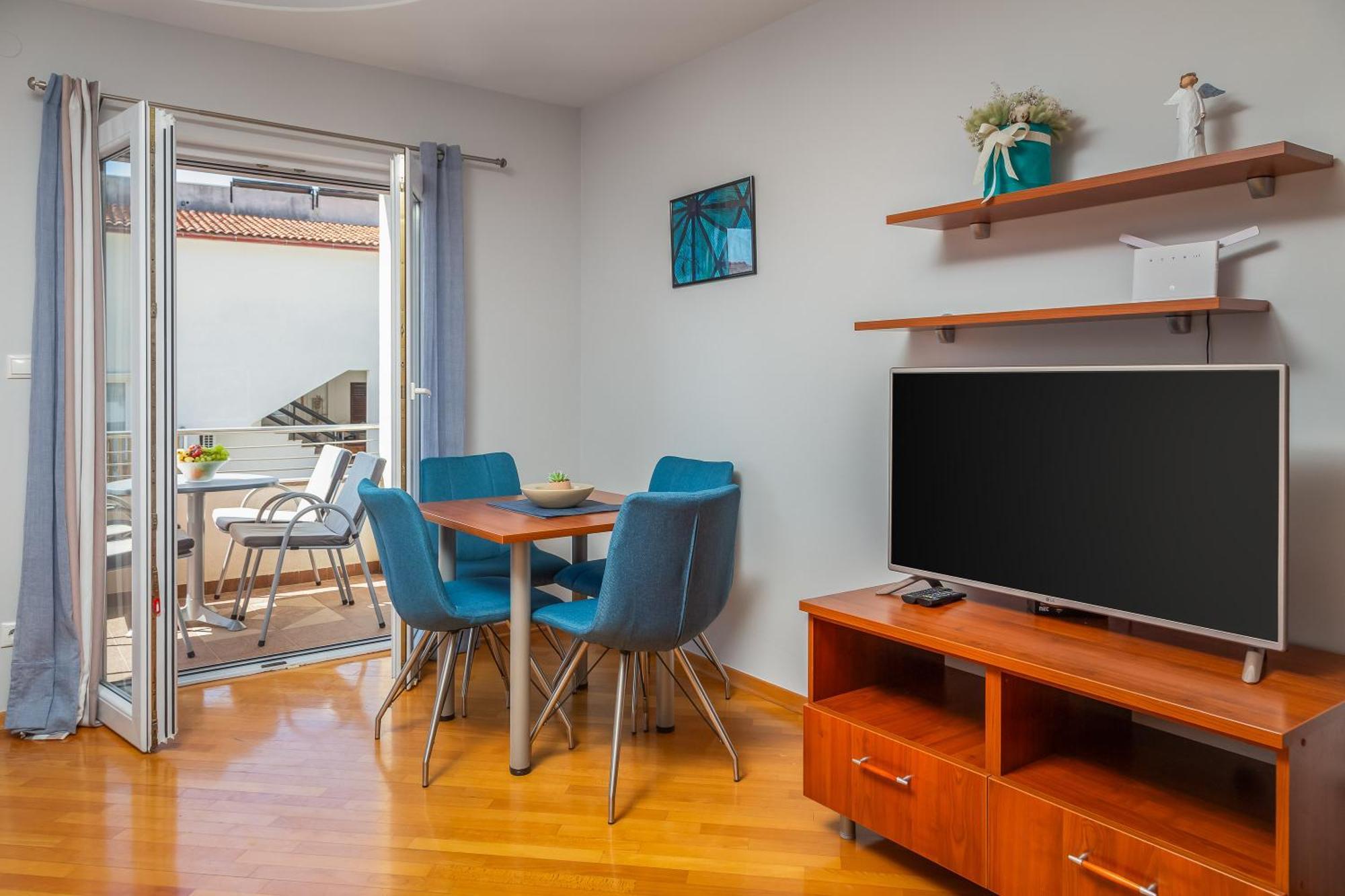 Brkic Apartments With Private Parking Макарська Екстер'єр фото