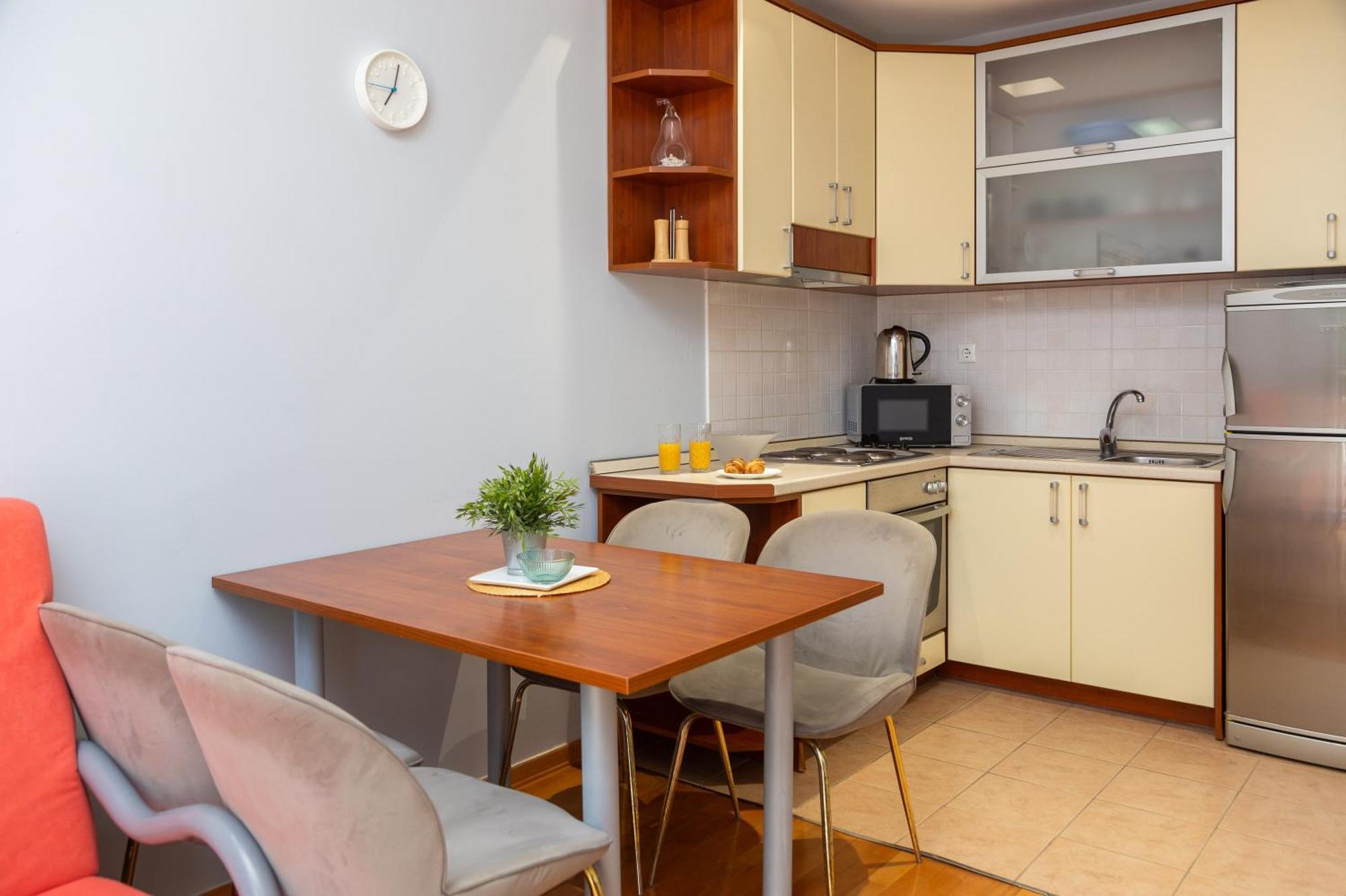 Brkic Apartments With Private Parking Макарська Екстер'єр фото