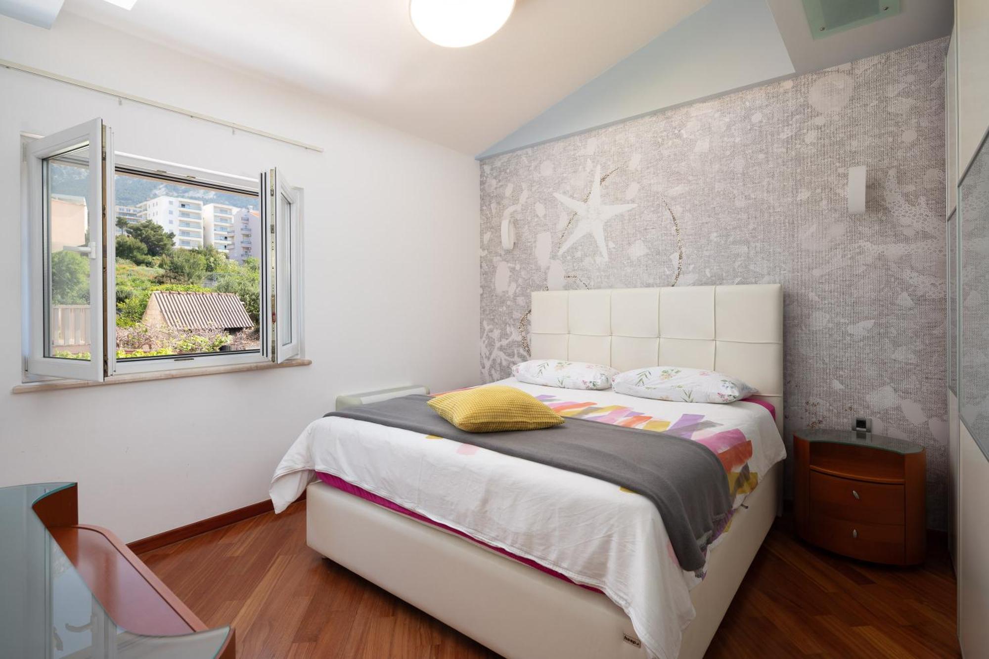 Brkic Apartments With Private Parking Макарська Екстер'єр фото