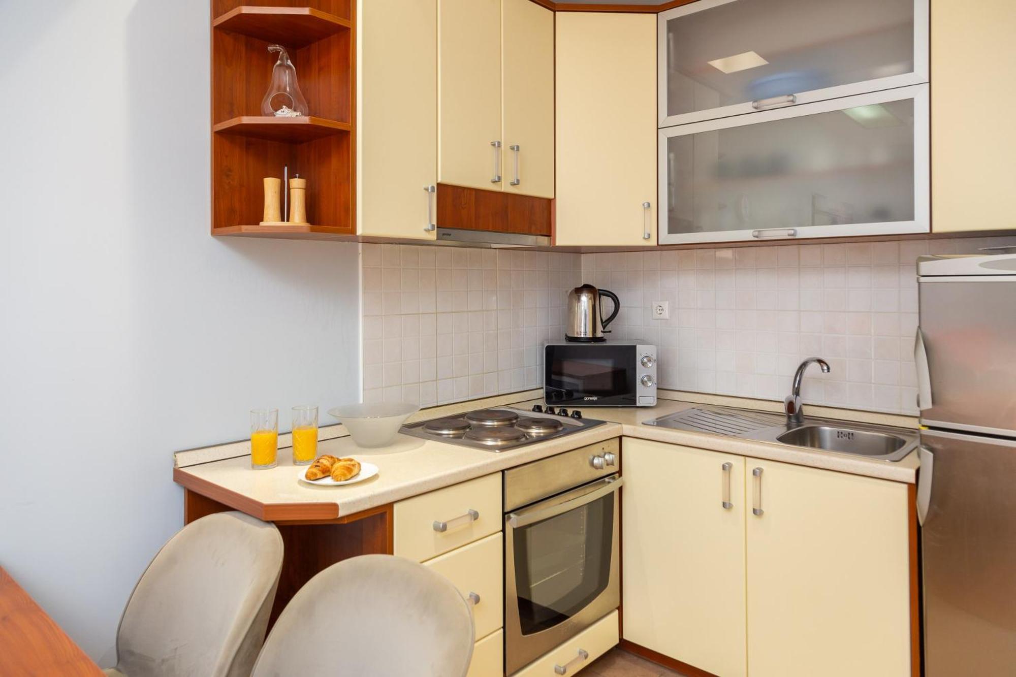Brkic Apartments With Private Parking Макарська Екстер'єр фото