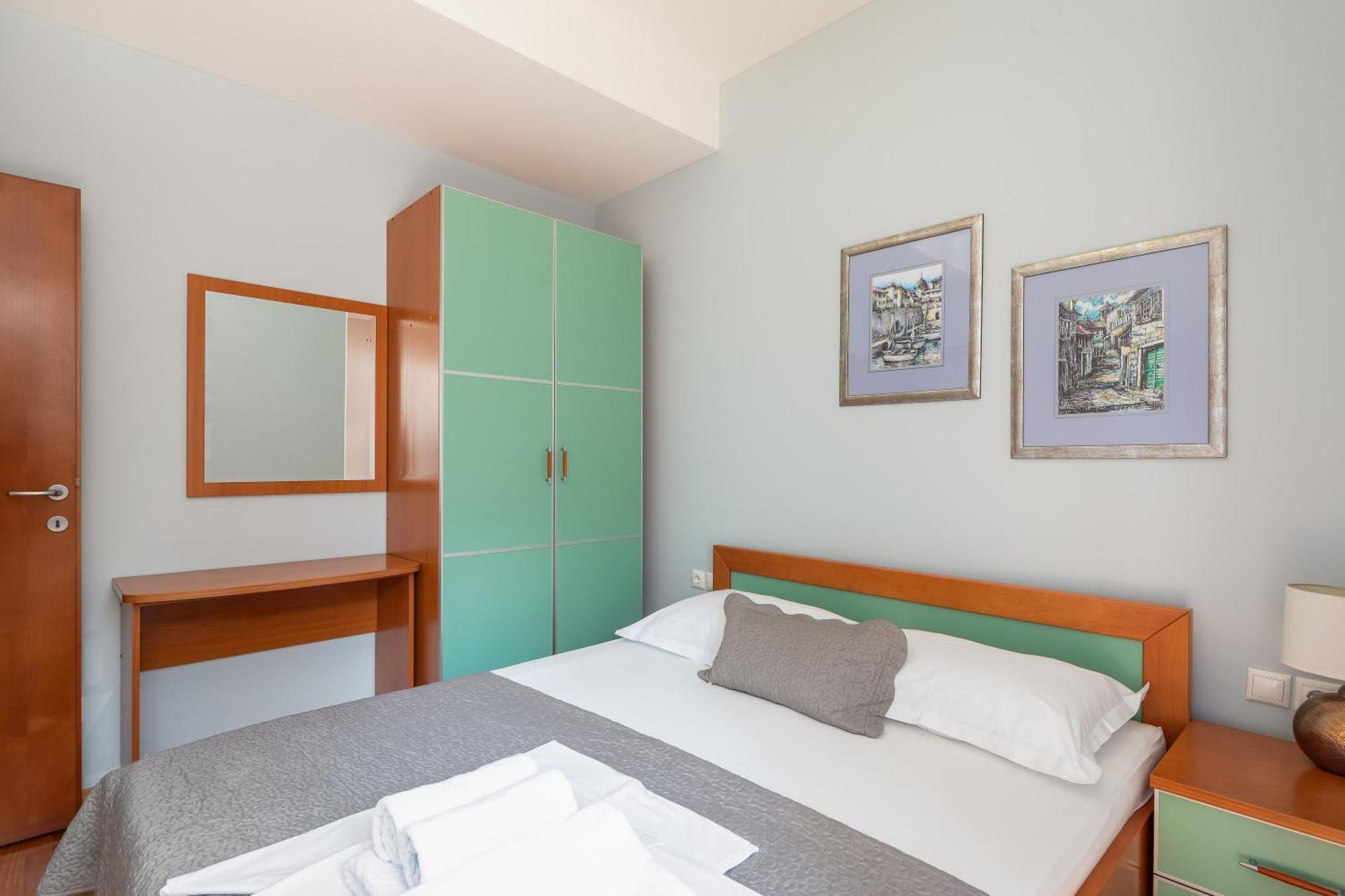Brkic Apartments With Private Parking Макарська Номер фото